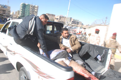 الحصيلة النهائية لتفجيري كربلاء والعتبة الحسينية تنعى ثلاثة من منتسبيها استشهدوا اثناء اخلائهم الجرحى (مصور)