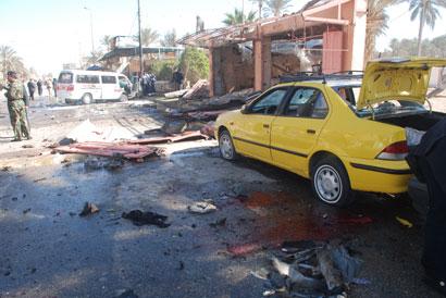 جريحان اثنان من العتبة العباسية  المقدسة  اثناء محاولتهم اخلاء جرحى التفجير الاول بكربلاء (مصور)