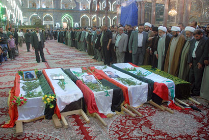 كربلاء تشيع شهدائها وممثل المرجعية العليا يصلي على جثامين الشهداء (مصور)