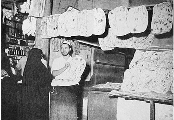 بائع خبز تفتوني في بغداد منتصف الخمسينات من القرن الماضي –من الارشيف-
