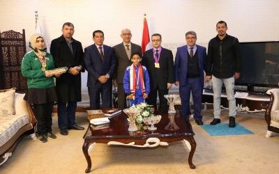 وزير التربية يكرم اللاعب الدولي الكابتن يونس محمود لتفوقه الدراسي