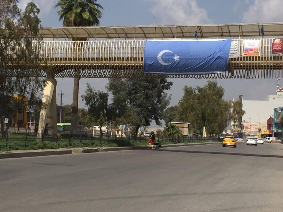 بالصور ..رفع العلم القومي للتركمان في مناطق بكركوك