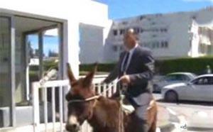 نائب قبرصي يصل للبرلمان على ظهر حمار احتجاجاً على أسعار الوقود!+صوره