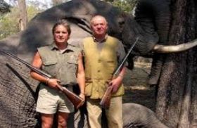 ملك إسبانيا يعتذر لشعبه لقيامه برحلة صيد