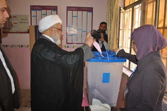 ممثل المرجعية العليا يدلي بصوته في كربلاء (مصور)