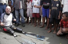 سباح فرنسي فقد أطرافه الأربعة يسبح بين القارات للربط بين شعوب العالم(مصور)