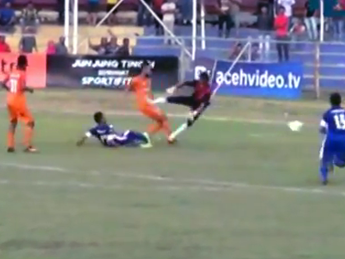 ركلة عنيفة من حارس مرمى تقتل لاعباً إندونيسياً(مصور)