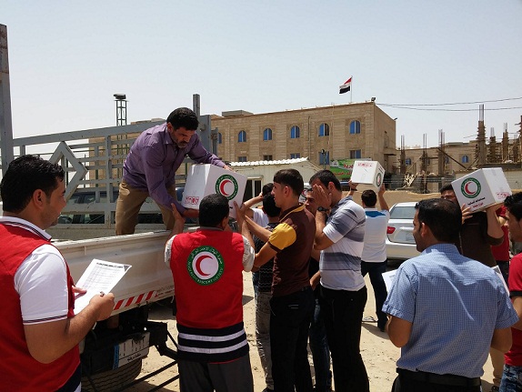 كربلاء:جمعية الهلال الاحمر العراقي توزع سلات غذائية على الطلبة النازحين