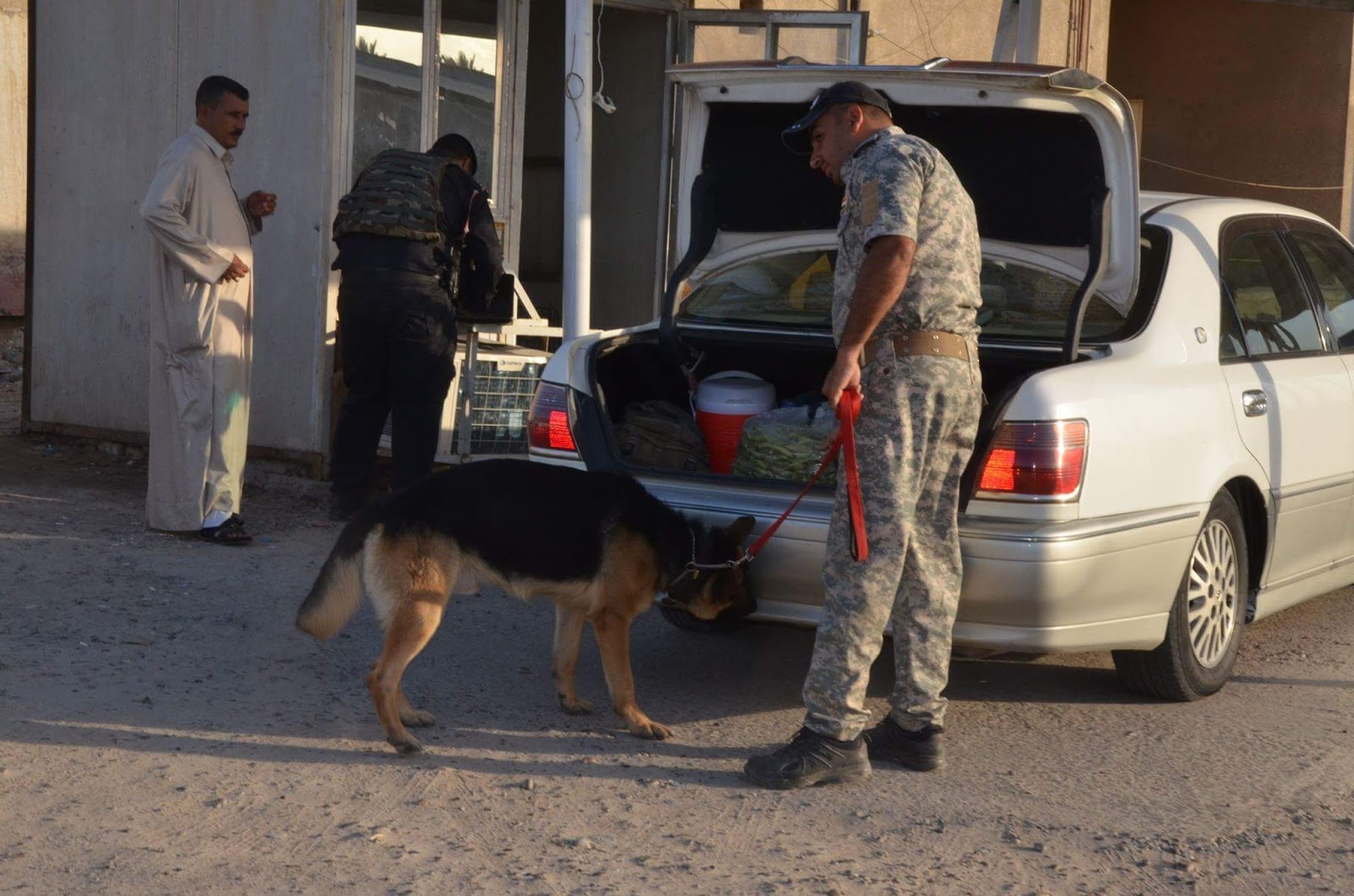 الداخلية توجه برفع كافة صور القيادات العسكرية في الوزارة من السيطرات