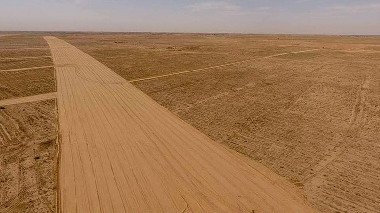 بالصور :مطار كربلاء الدولي ومراحل العمل في المدرج وتسوية الارض