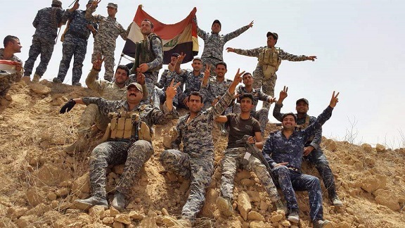 الفرقة الخامسة تطهر جزيرة غرب سامراء من زمر الارهاب وترفع العلم العراقي على انبوب النفط الاستراتيجي(مصور)