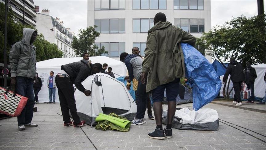 مهاجرون يتخذون من حدائق باريس مأوى لهم