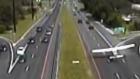 طائرة خاصة تضطر للهبوط في طريق للسيارات