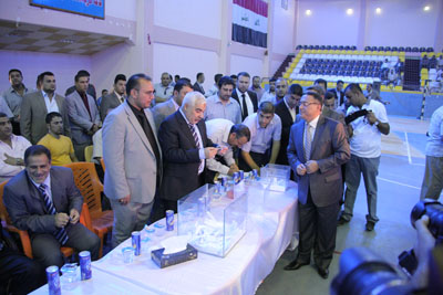 صحفيو كربلاء يتسلمون قطع اراض سكنية في حفل حضرته الحكومة المحلية (مصور)