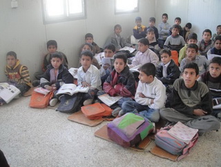 منى العميري:العراق يعيش ازمة ابنية مدرسية  وان 850 بناية لم يتم انجازها و60%  من الاموال تسلمتها الشركات