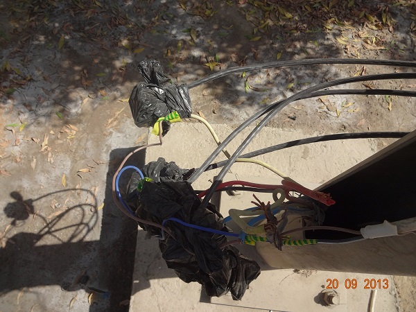 كربلاء :اسلاك كهربائية تنذر مواطني احد الاحياء بالموت منذ اسبوع (مصور)