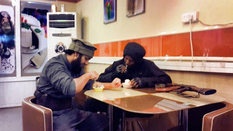 بالصورة :الدواعش الافغان ياكلون الايس كريم في محلات الموصل ليلا