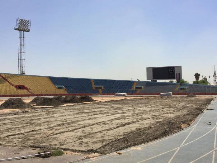 شركة تركية تباشر بفرش الخليط الزراعي لأرضية ملعب الشعب الدولي