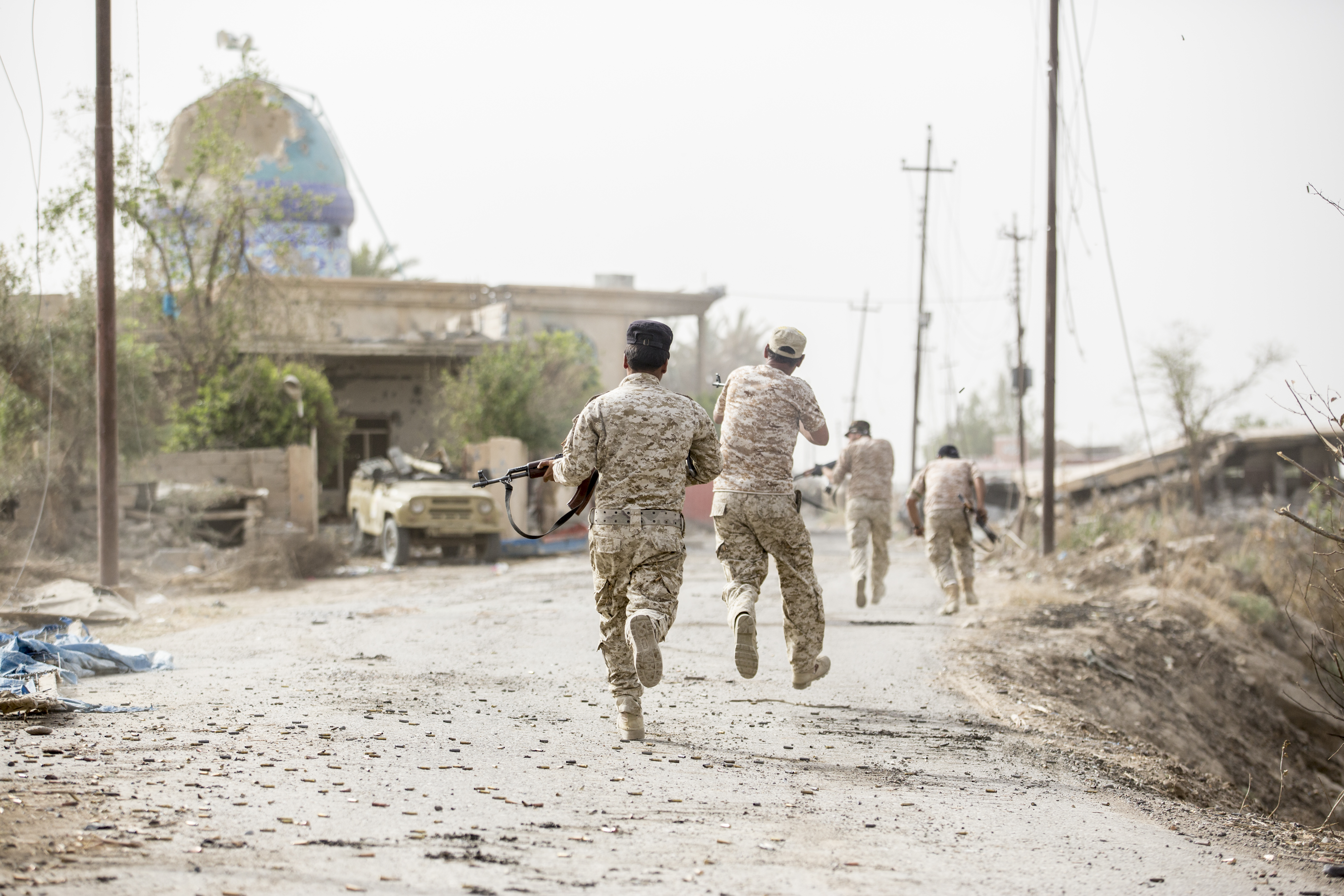 لواء علي الاكبر يصد هجوماً لداعش ويقتل العشرات منهم ويحرر 15 منزلاً وسط بيجي