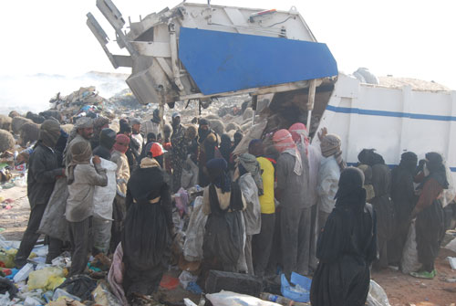 عراقيون في كربلاء يعتاشون على نفايات المدينة ويسكنون بجانبها وتحذيرات من استغلالهم سياسيا (مصور)