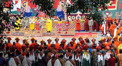 ملك بوتان يختار فتاة من الشعب زوجة له(مصور)