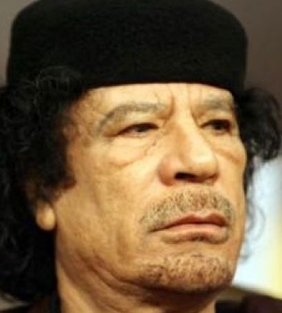 الثوار الليبيين يلقون القبض على معمر القذافي وهو مصابا بقدميه في سرت