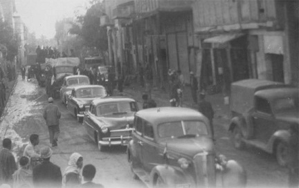 وفد حكومي في شوارع كربلاء في ستينات القرن الماضي