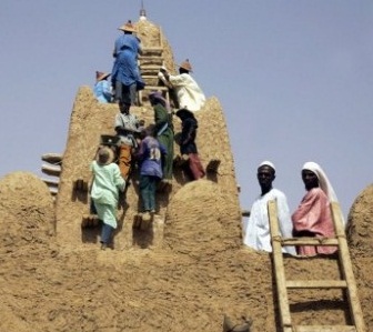 سلفيون يواصلون تدمير أضرحة تاريخية (مصور)