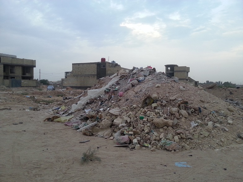 بالصور :حي الصحفيين في كربلاء يتحول الى مكب للنفايات والانقاض