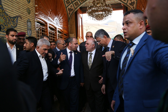 بالصور :الدكتور حيدر العبادي يزور مرقد الامام علي بن ابي طالب  عقب زيارته المرجع السيستاني