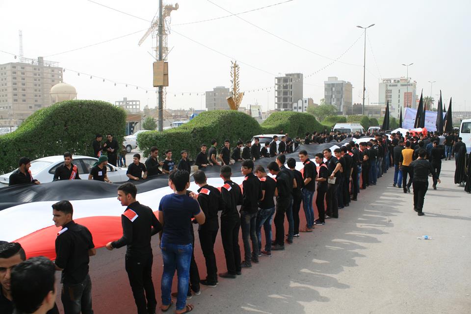 بالصور: رفع اكبر راية للعراق في مواكب العزاء الطلابية في محافظة كربلاء