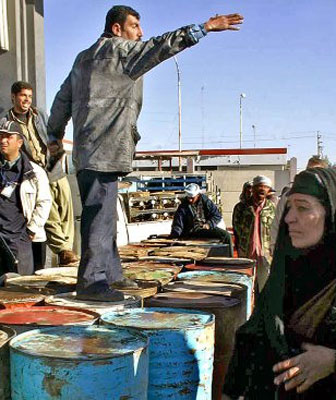 توزيع نصف حصة النفط الابيض على العوائل في كربلاء