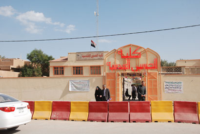 كربلاء :عميد كلية الحسين الاهلية يتهرب من الصحافة