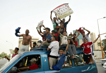 كربلاء :شاب يفقد حياته بسبب سقوطه من اعلى سيارة كانت تحتفل بفوز المنتخب العراقي