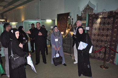 وفد امريكي يتجول بمتحف الامام الحسين ويستنكر بشدة الهجمات التي تعرض لها المرقد عبر التاريخ (مصور)