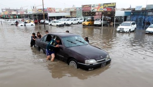 طوارئ في العراق والفيضانات تشل الحركة في البلاد