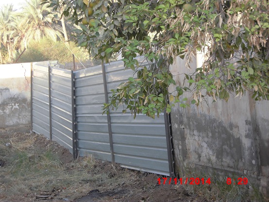 بالصور:مدير مدرسة ومعه الكادر التدريسي يقومون بصيانة سياج مدرستهم من اموالهم  بعد اهمال الوزارة لهم