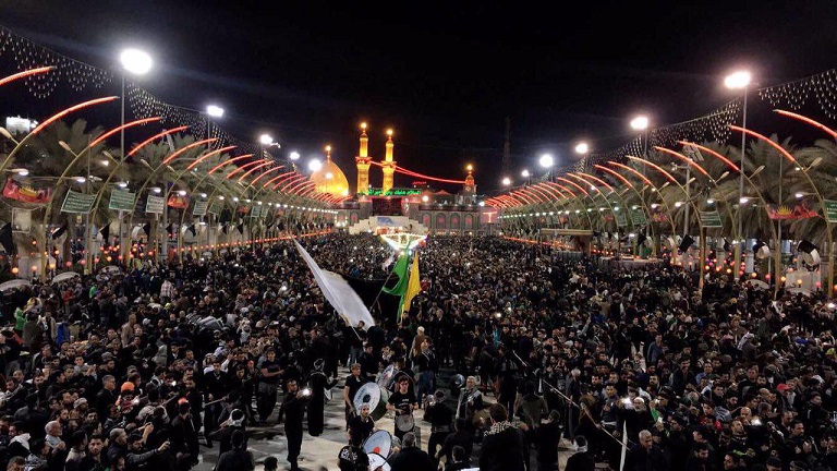 زائر باكستاني يكافئ رجل أمن عثر على حقيبة تحوي مصوغات ذهبية في كربلاء