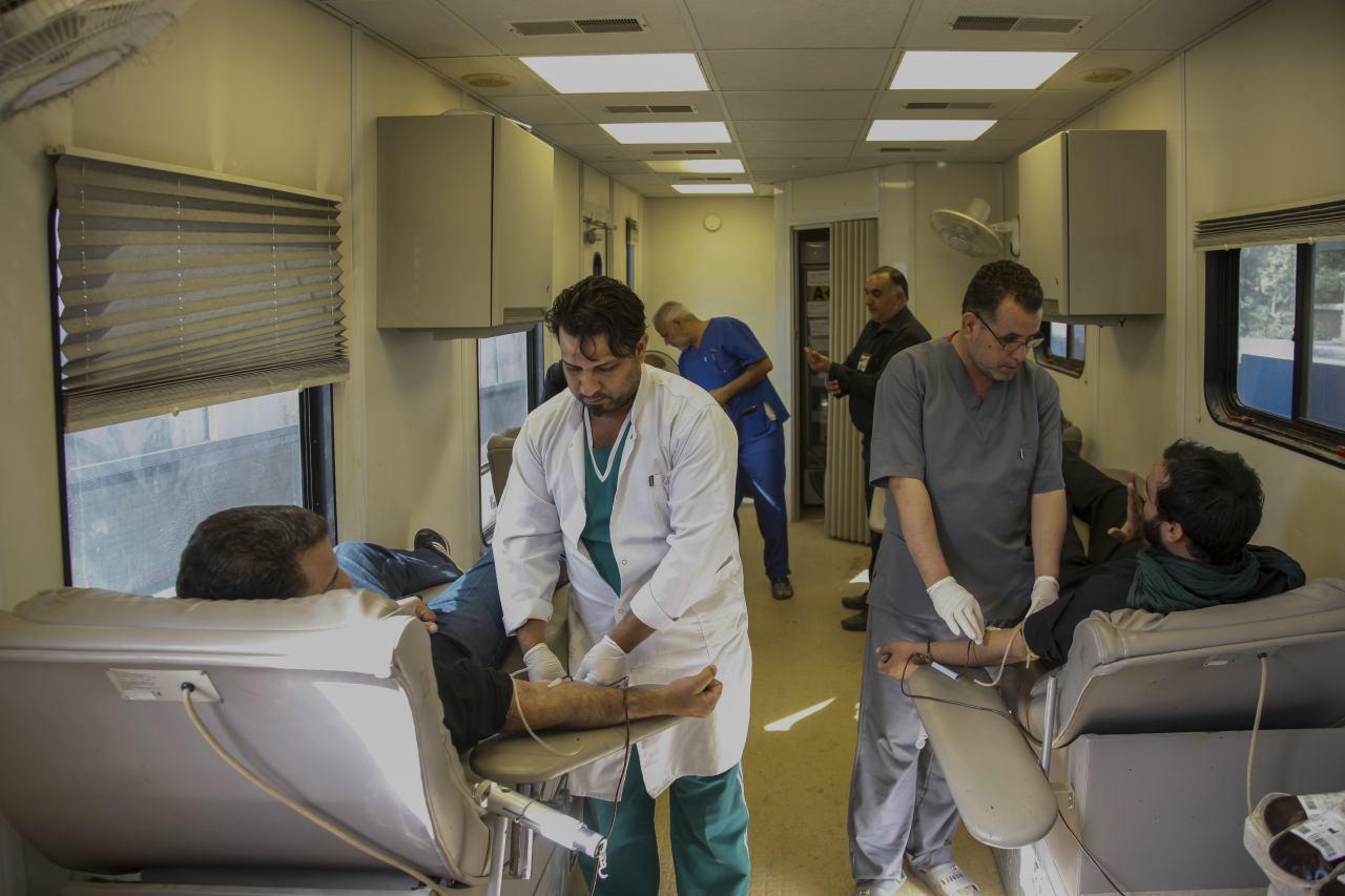 بالصور: حملات للتبرع بالدم وتقديم العلاجات بطرق مختلفة لزوار الاربعين في كربلاء