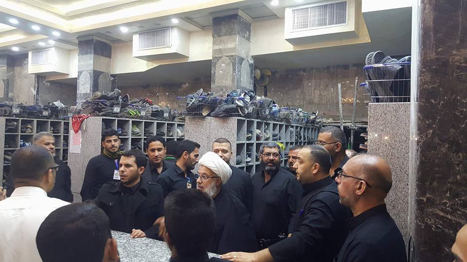 بالصور:ممثل المرجع السيستاني يتجول بين الزائرين ليلا ويشارك منتسبي العتبة الحسينية في تقديم الخدمات لزوار الاربعين