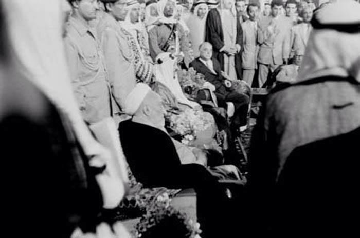 بالصورة :الشيخ محمد رضا الشبيبي مع الملك السعودي ببغداد عام 1957