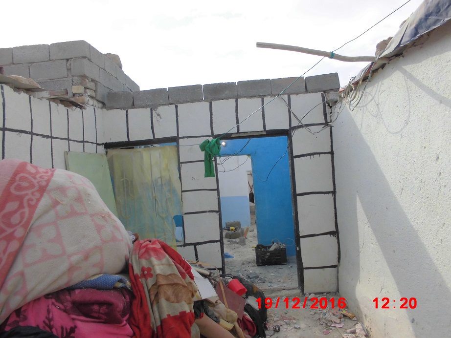 منظمة انسانية في كربلاء تقوم بتسقيف منزل لعائلة من الايتام   (مصور)