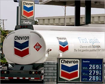 العراق يطالب بعشرة مليارات دولار من شركة "شيفرون " النفطية العملاقة كتعويض لتلاعبها في برنامج النفط