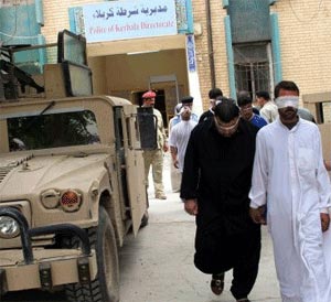 الشرطة المحلية في كربلاء  تعتقل مجاميع من العصابات مع مصادرة أسلحة ومتفجرات