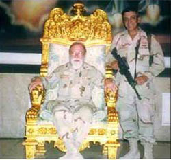 بريطانيا تكرم اول جندي جلس على عرش صدام الذهبي