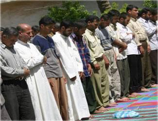 اهالي كربلاء يؤدون صلاة الجماعة في جامع ام القرى بامامة الشيخ (احمد عبد الغفور السامرائي)