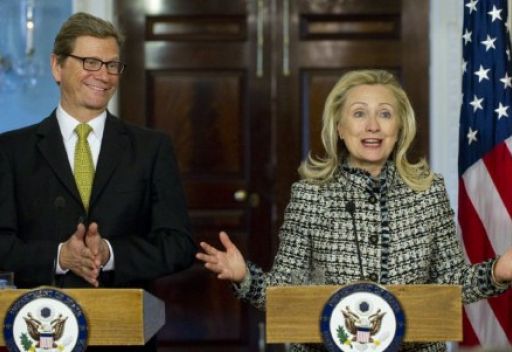 كلينتون: تهديد ايران بغلق مضيق هرمز يضعها على المسار الخطر