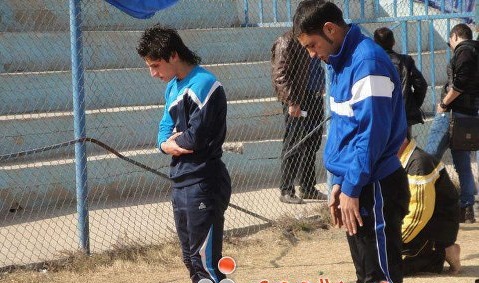 لاعبان عراقيان يؤديان الصلاة في الملعب ويقولان للعالم كلا للطائقية