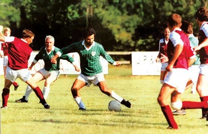 صورة ارشيفية نادرة لحاكم دبي وهو يلعب كرة القدم مع الفريق الايرلندي مقابل الفريق الانجليزي