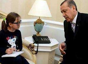 أردوغان يجري حوارا مع أصغر صحفية عمرها 8 سنوات+صورة